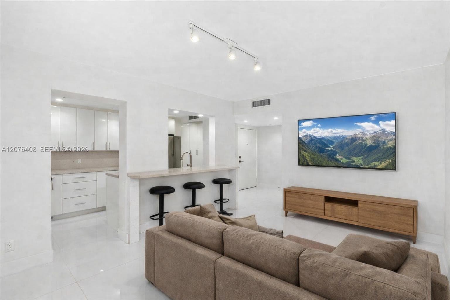 90 Edgewater Dr # 104, Coral Gables FL 33133