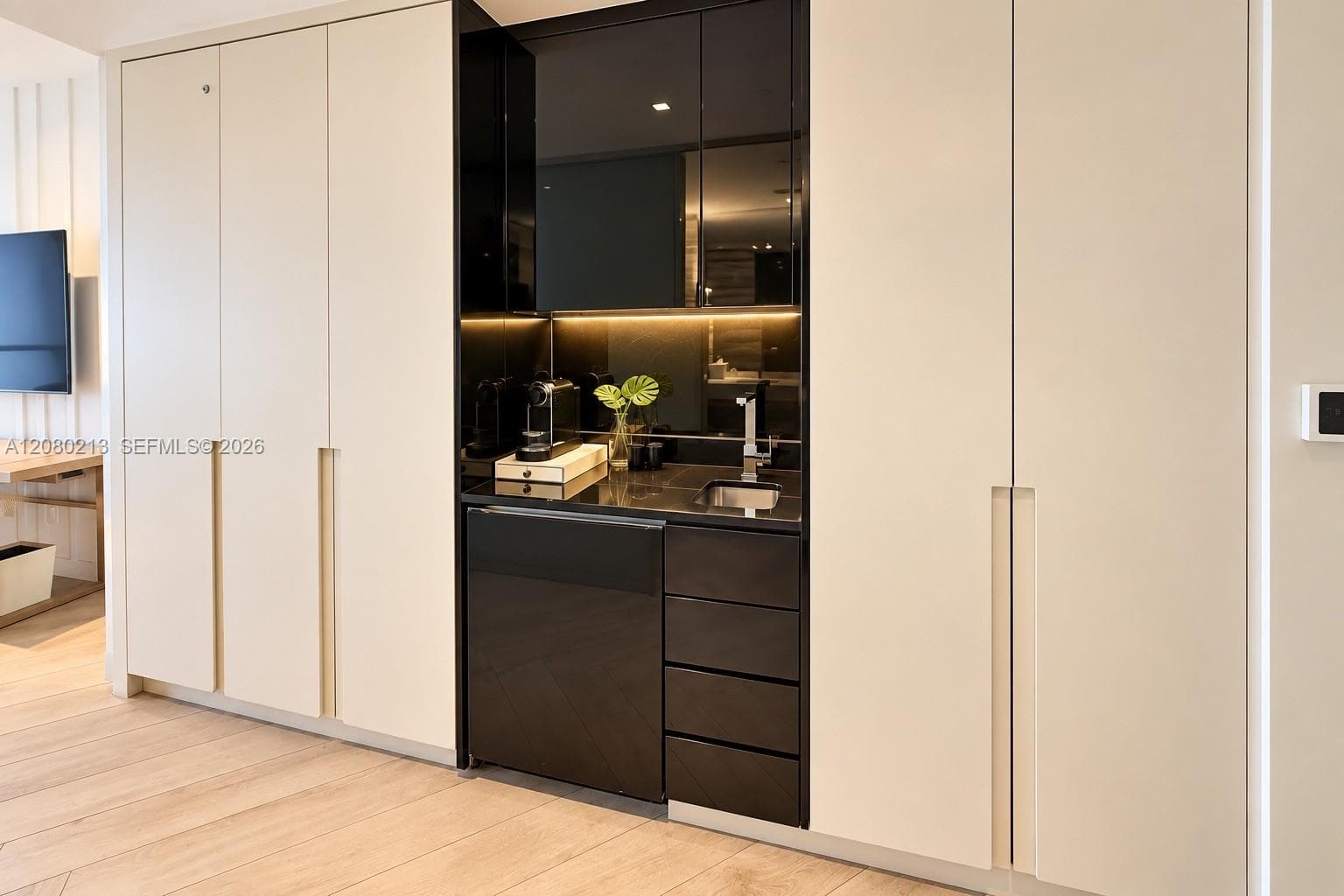 2201 Collins Ave # 807, Miami Beach FL 33139