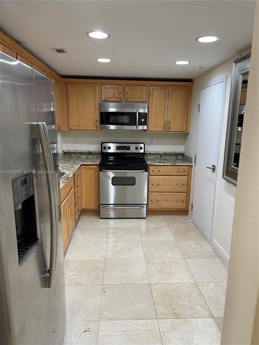 90 Edgewater Dr # 121, Coral Gables FL 33133