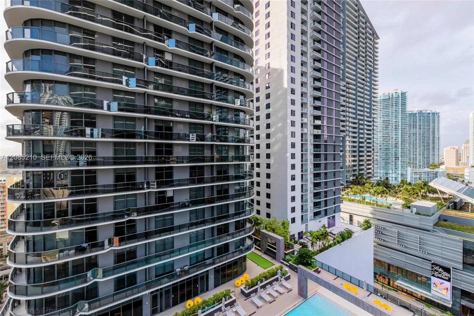 45 SW 9th St # 1606, Miami FL 33130