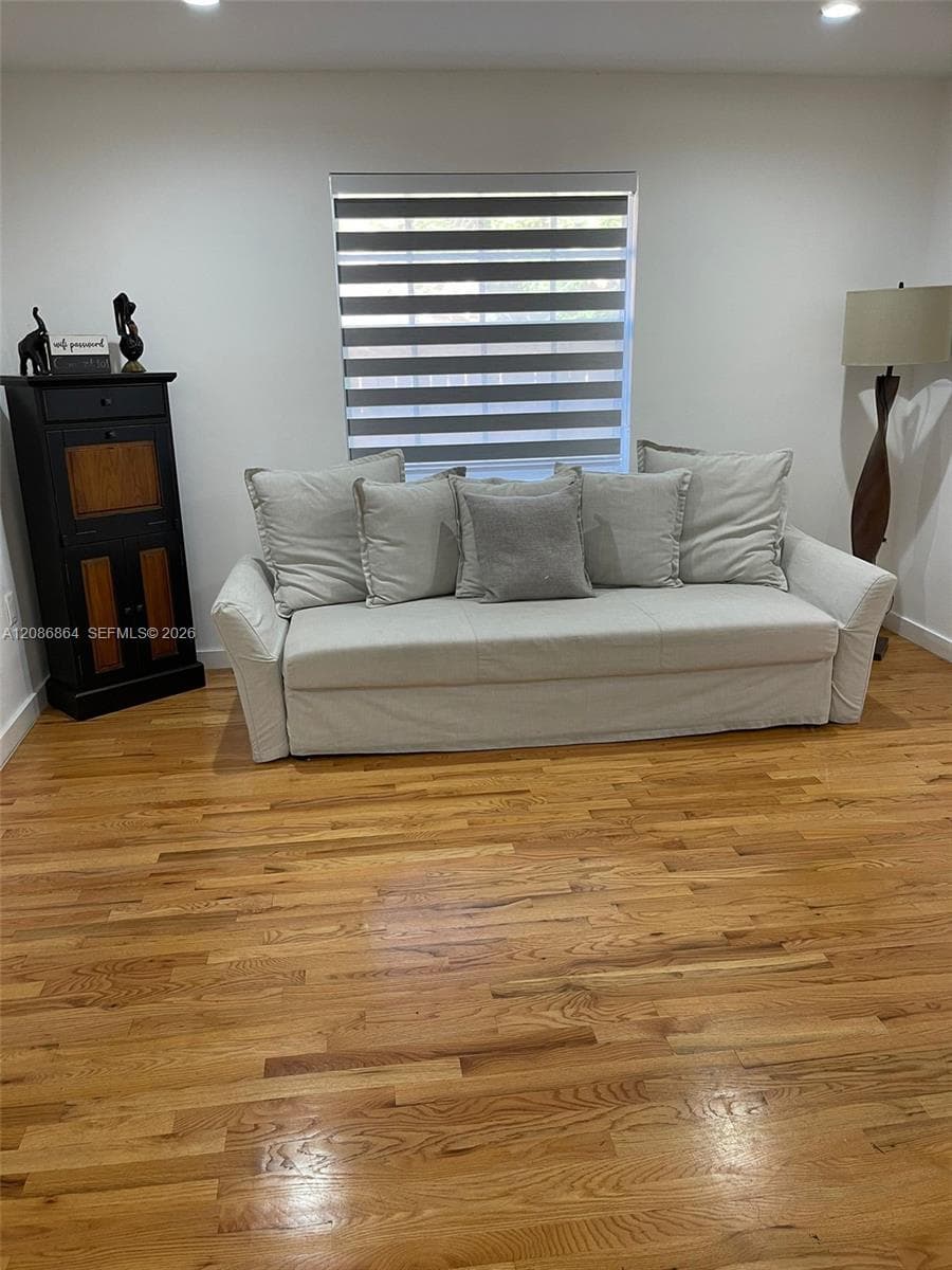 2375 NE 185th St, Miami FL 33180