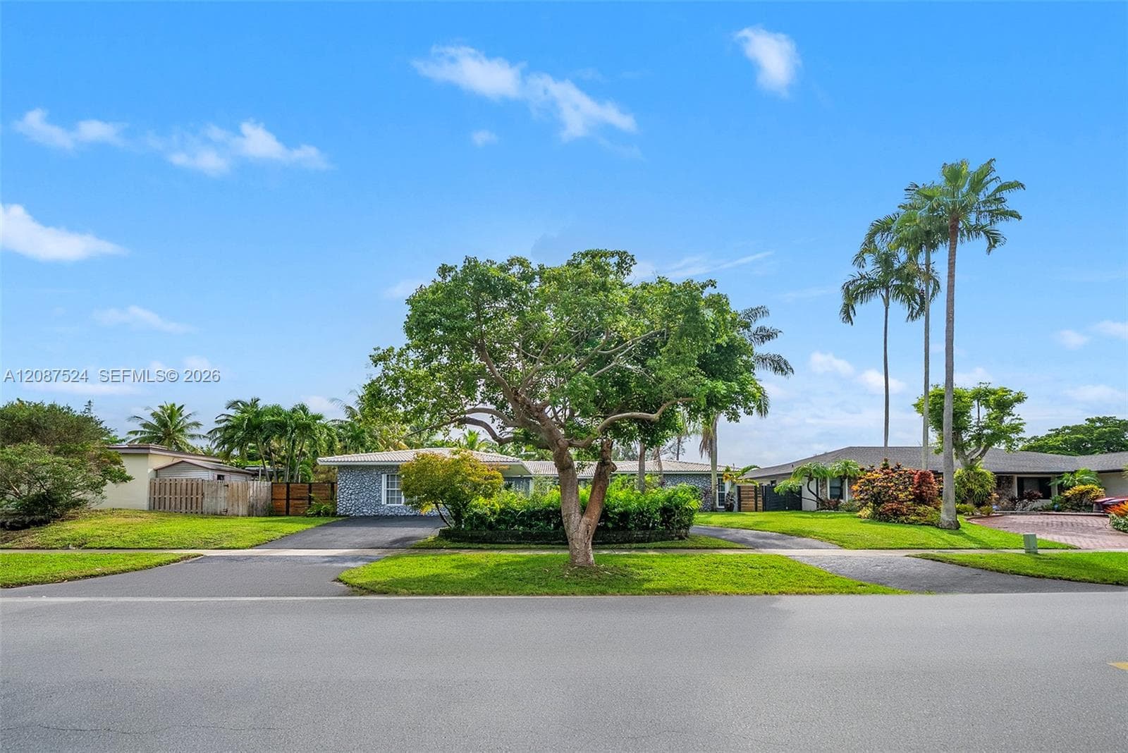 19885 NE 22nd Ave, Miami FL 33180