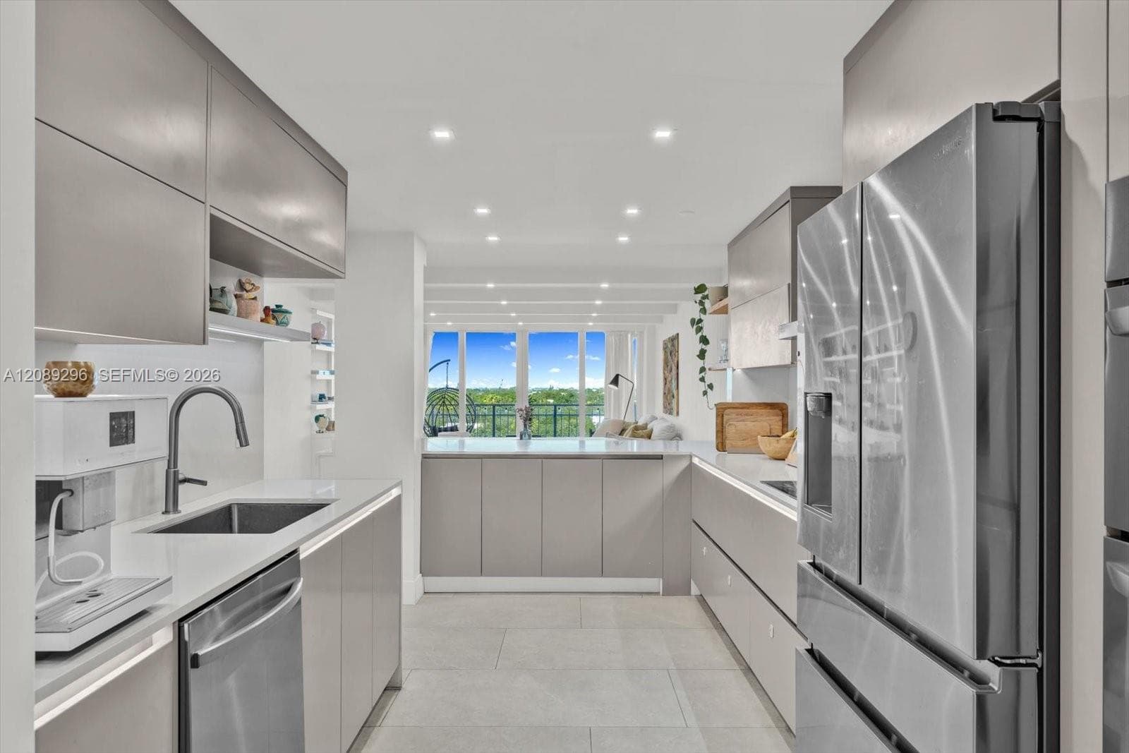 600 Grapetree Dr, Key Biscayne FL 33149