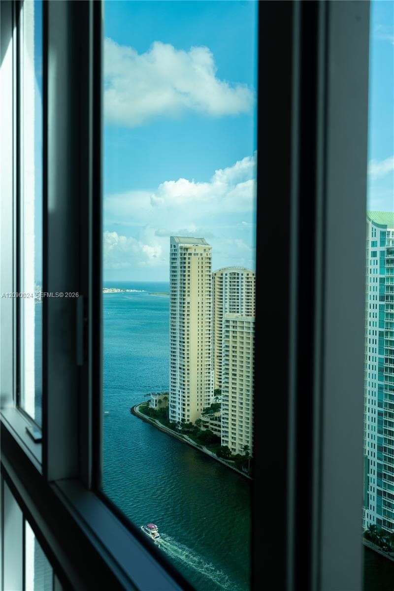300 S Biscayne Blvd # 3504, Miami FL 33131