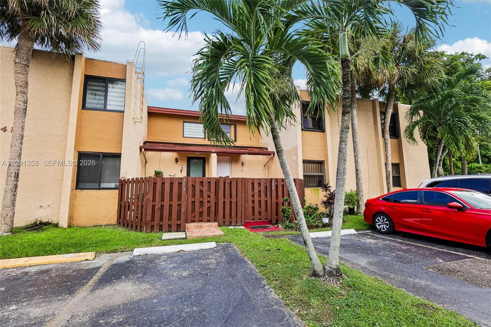 241 W Park Dr # 202, Miami FL 33172