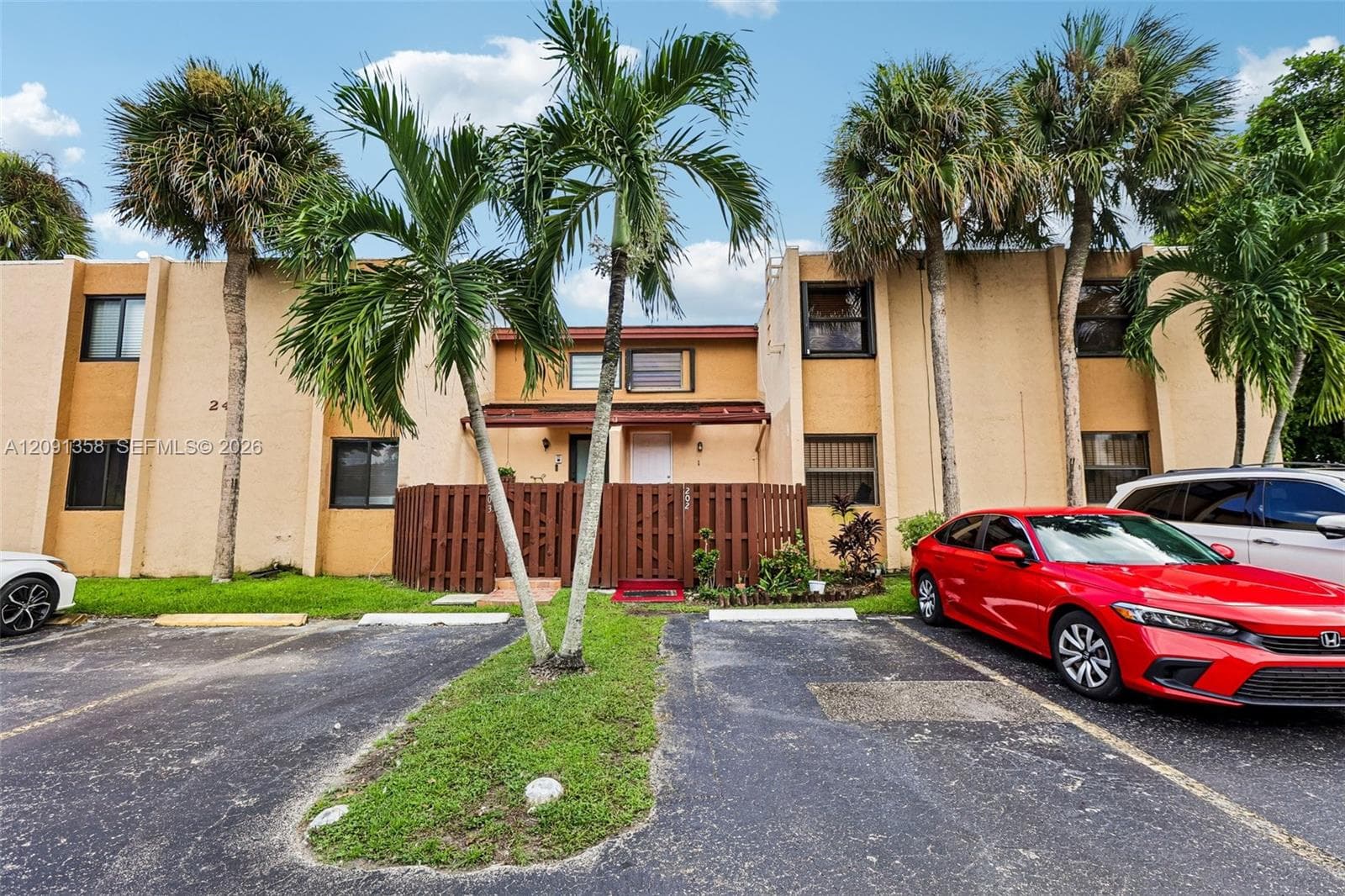 241 W Park Dr # 202, Miami FL 33172