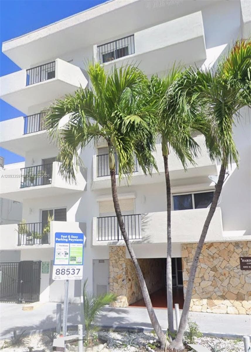 6965 Harding Ave # 305, Miami Beach FL 33141