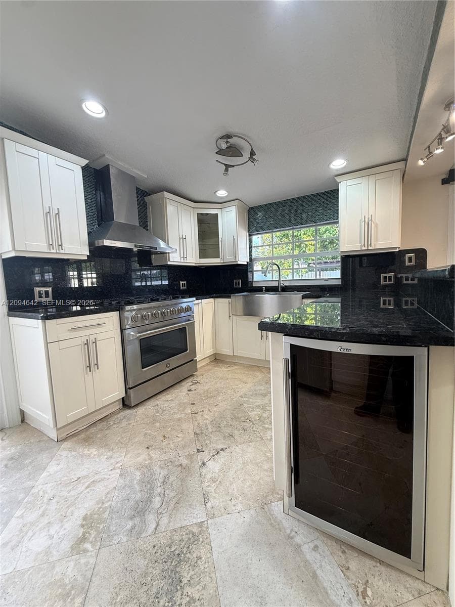 3889 NW 5th St, Miami FL 33126