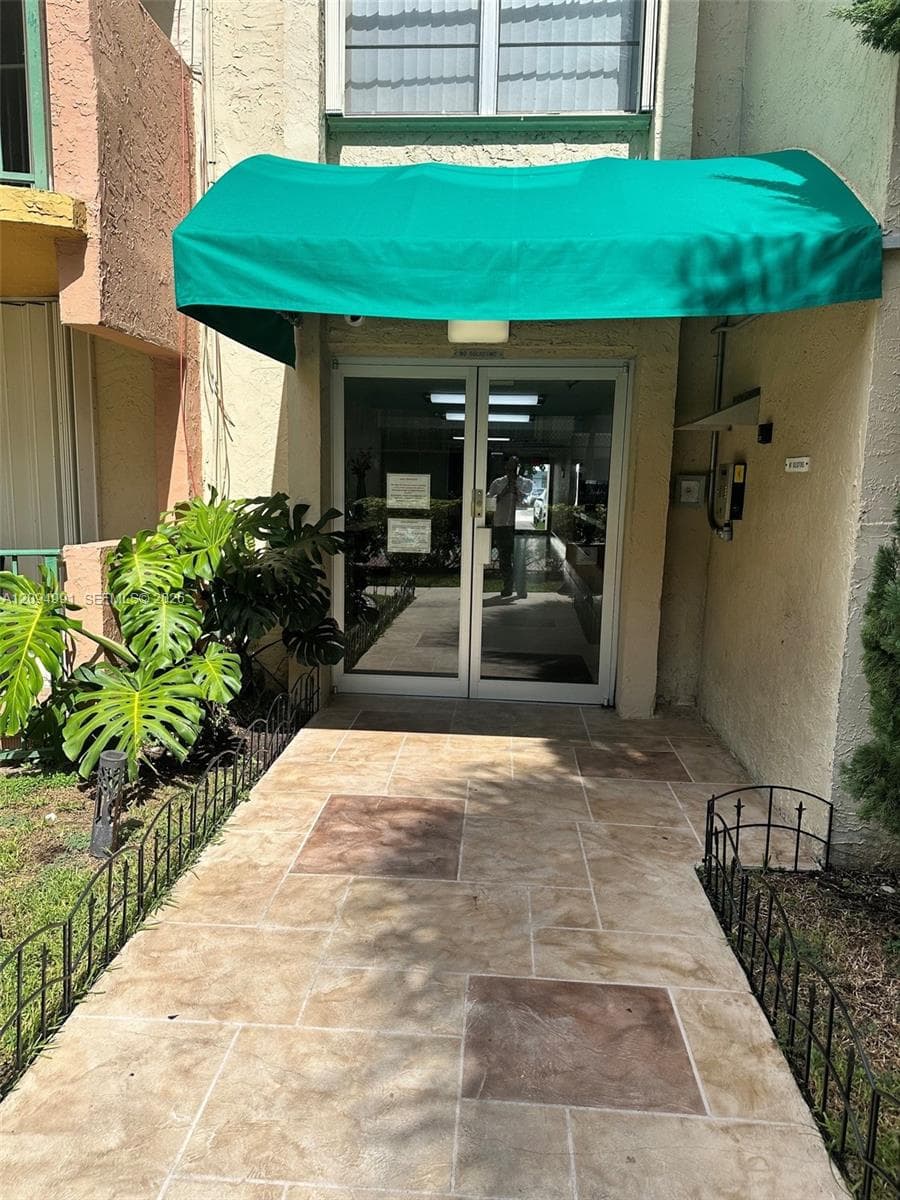 9360 Fontainebleau Blvd # 410, Miami FL 33172