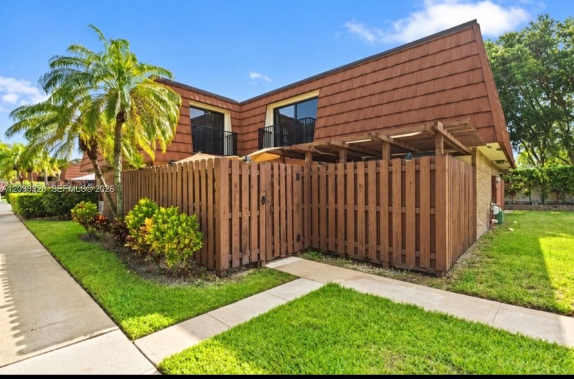 806 SW 119th Way, Davie FL 33325