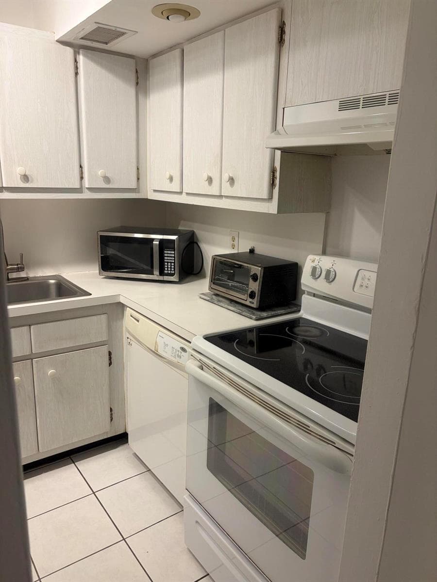 2400 NE 33rd Avenue # 202, Fort Lauderdale FL 33305