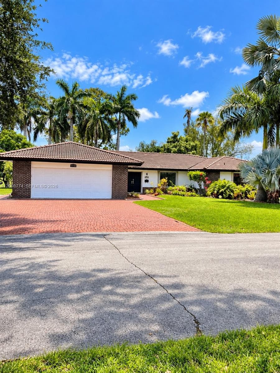 19265 E Saint Andrews Dr, Hialeah FL 33015