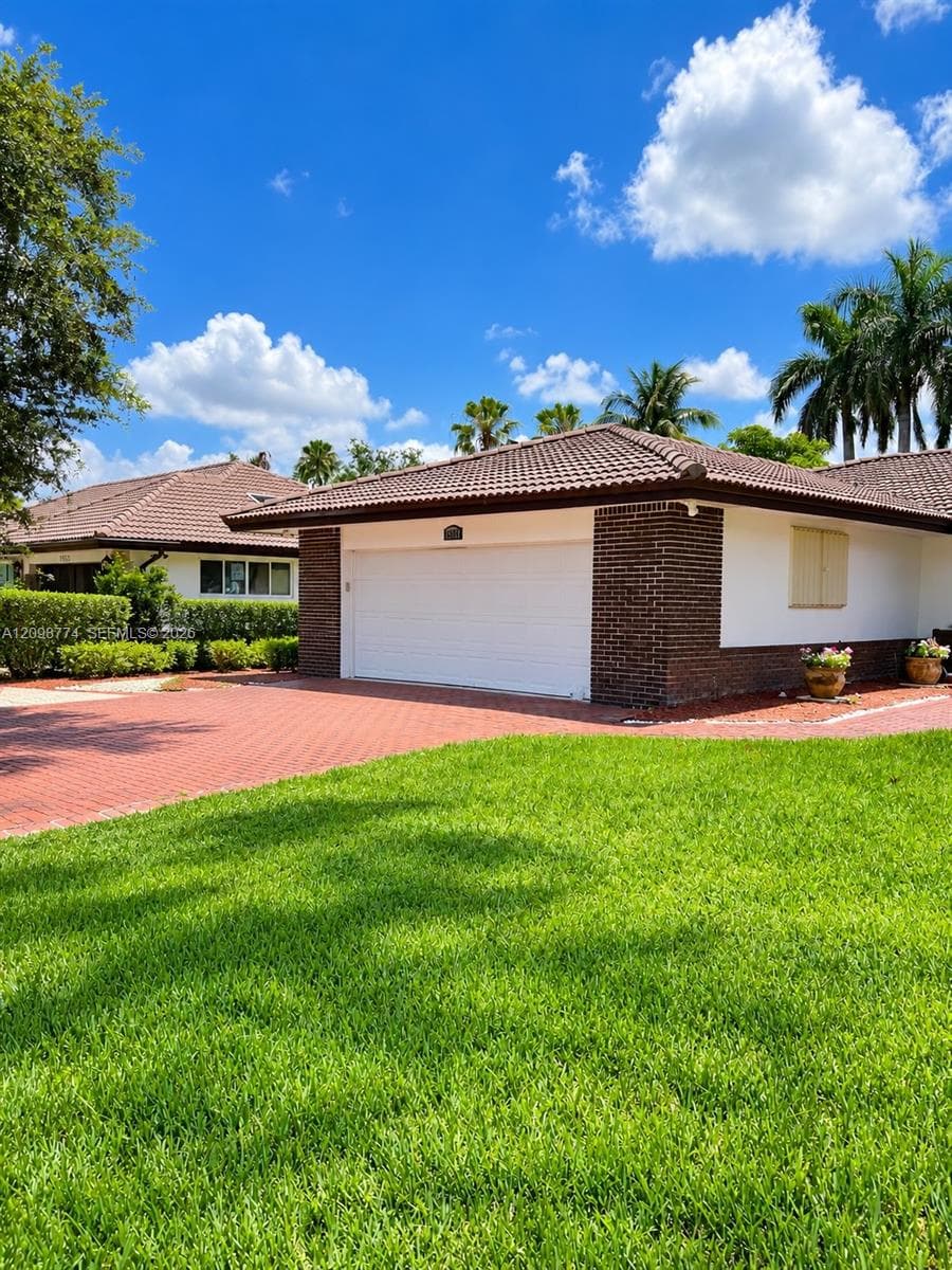 19265 E Saint Andrews Dr, Hialeah FL 33015