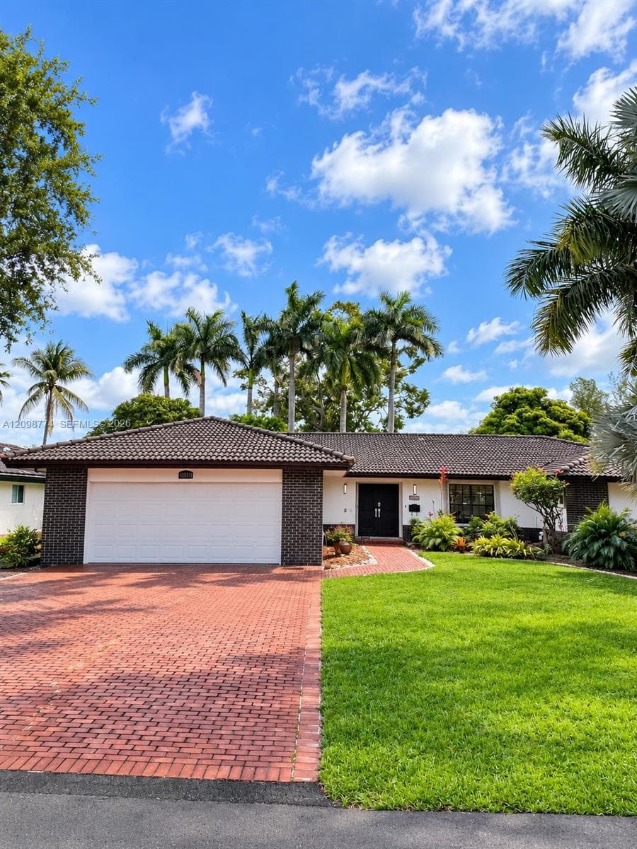 19265 E Saint Andrews Dr, Hialeah FL 33015