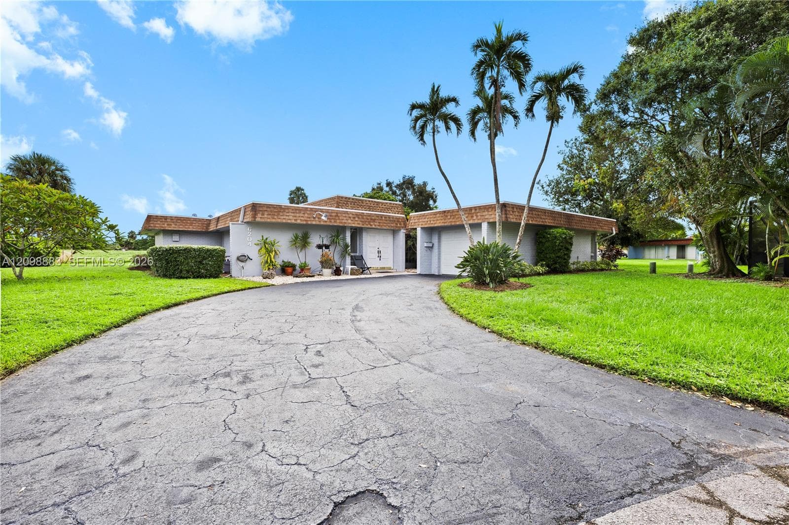 6204 Jacaranda Cir, Tamarac FL 33319