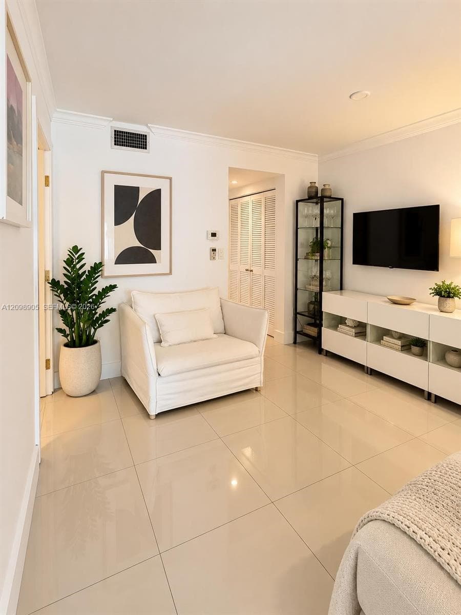 240 Collins Ave # 2C, Miami Beach FL 33139