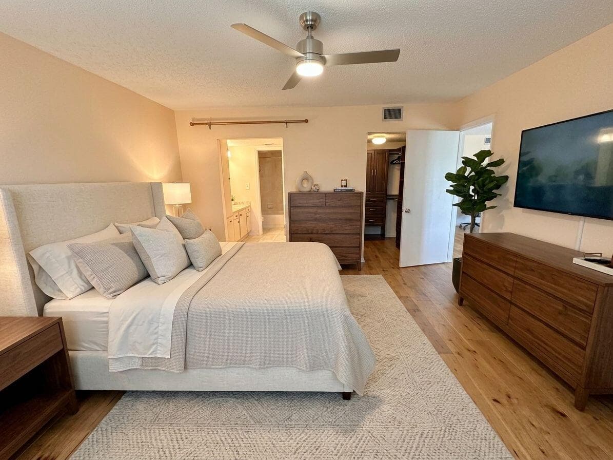 1101 COLONY POINT Circle # 220, Pembroke Pines FL 33026