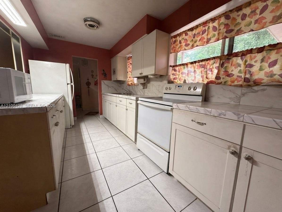 6641 SW 5th St, Pembroke Pines FL 33023