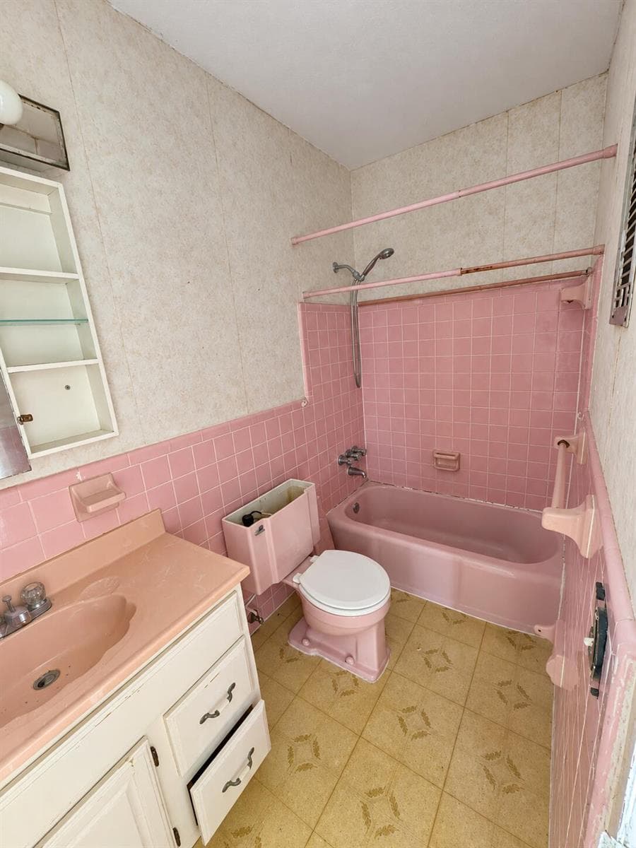 600 LAYNE Boulevard # 211, Hallandale Beach FL 33009