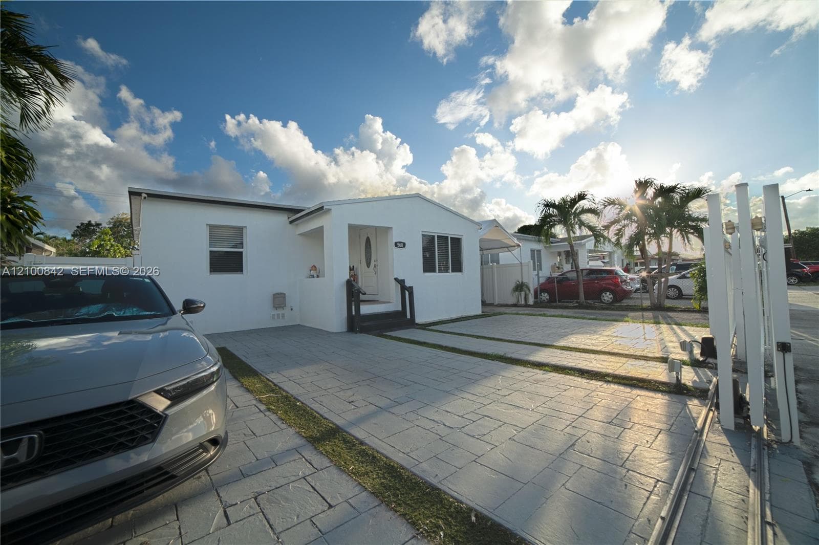 568 E 15th St, Hialeah FL 33010