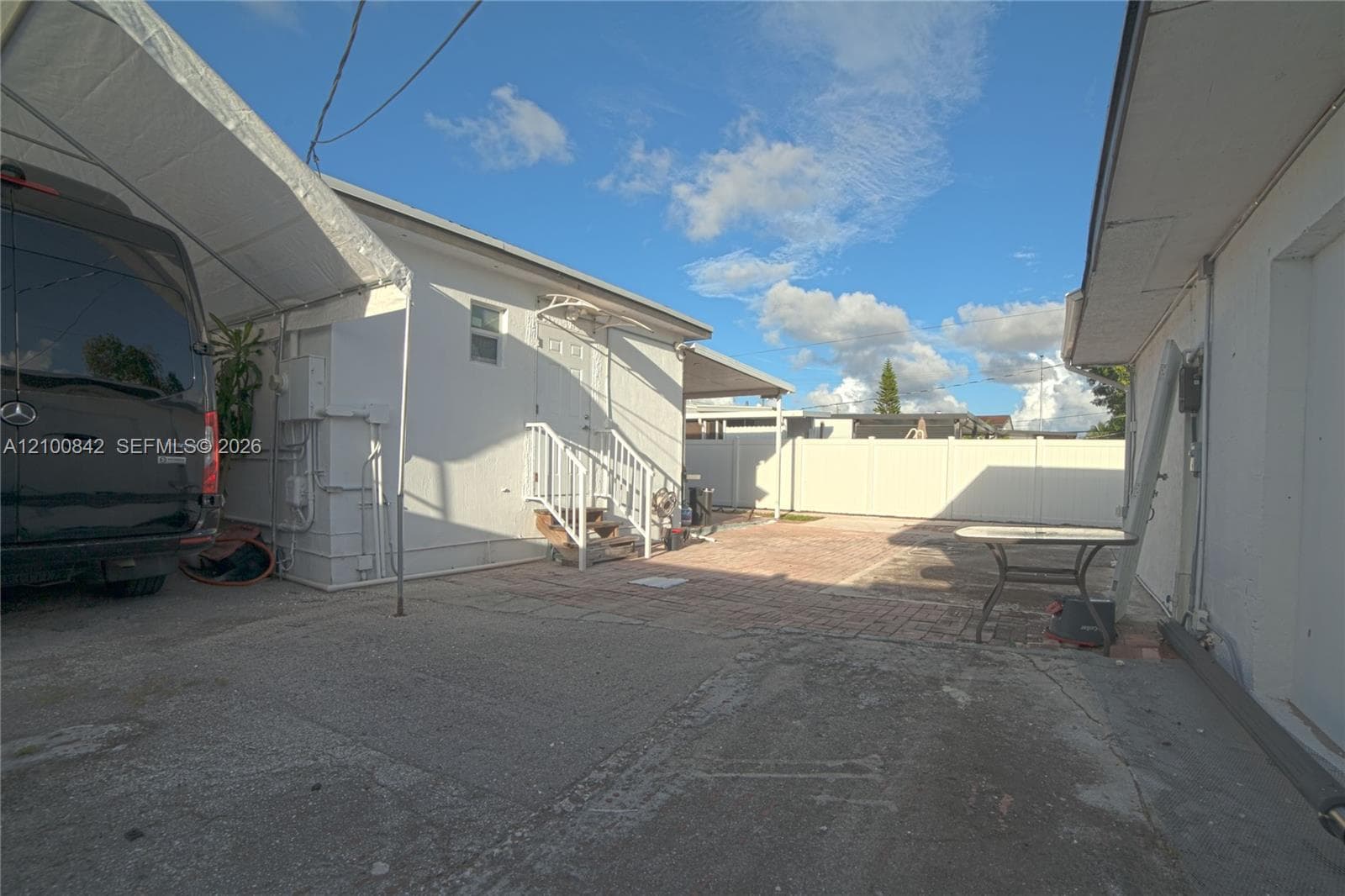 568 E 15th St, Hialeah FL 33010