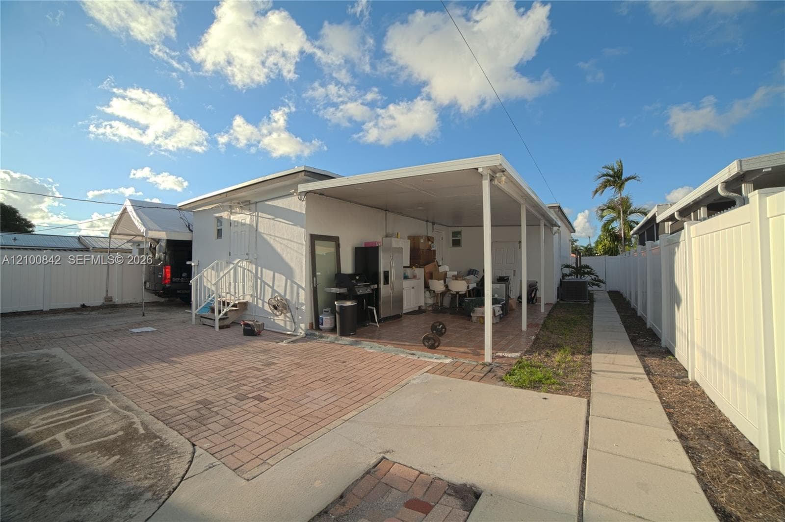 568 E 15th St, Hialeah FL 33010