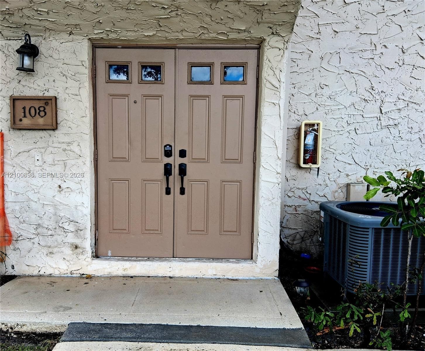 108 Wimbledon Lake Dr, Plantation FL 33324
