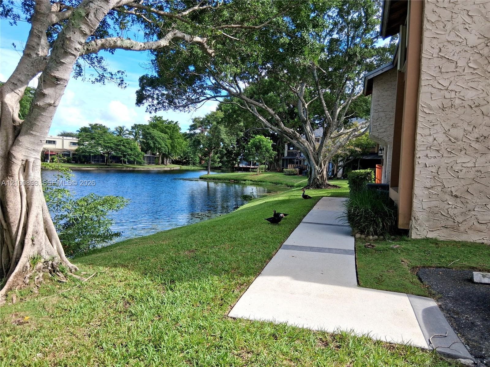 108 Wimbledon Lake Dr, Plantation FL 33324