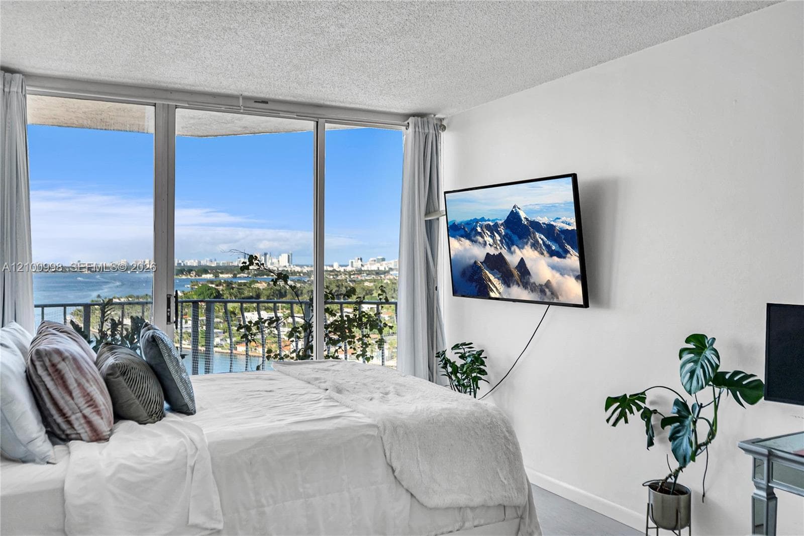 7601 E Treasure Dr # 2412, North Bay Village FL 33141