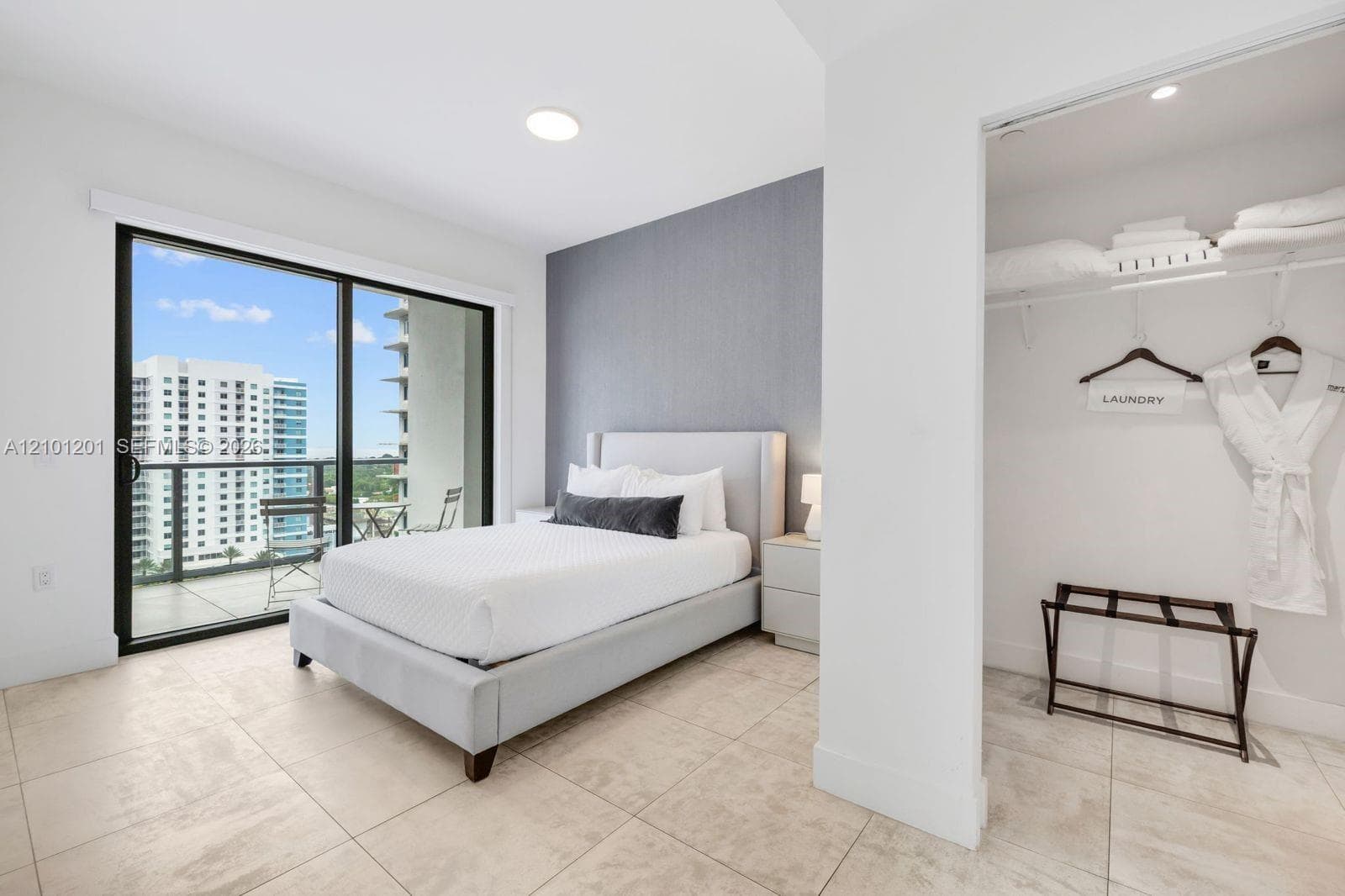 239 SW 9th St # 1801, Miami FL 33130