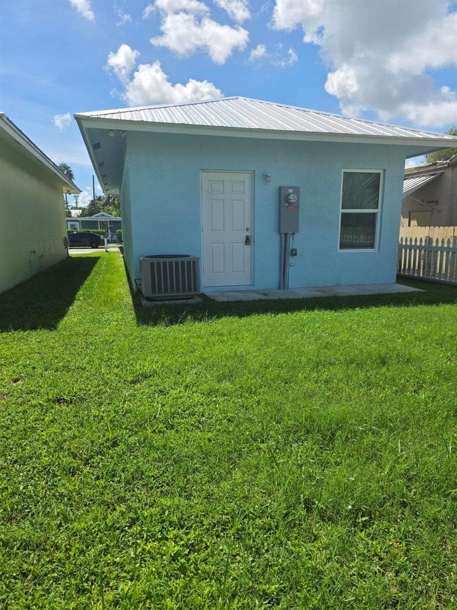 4595 Cambridge Street, FL 33463