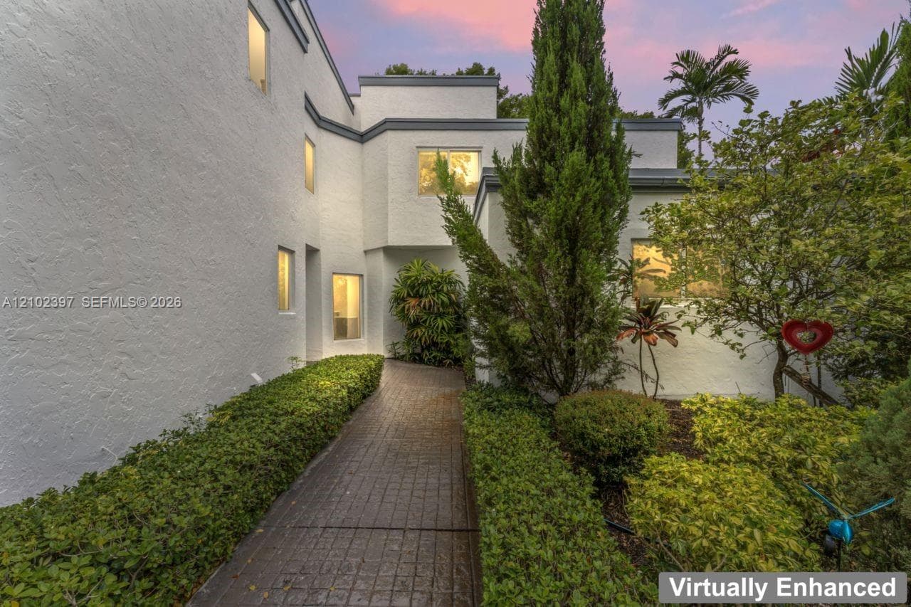 20205 W Oak Haven Cir, Miami FL 33179
