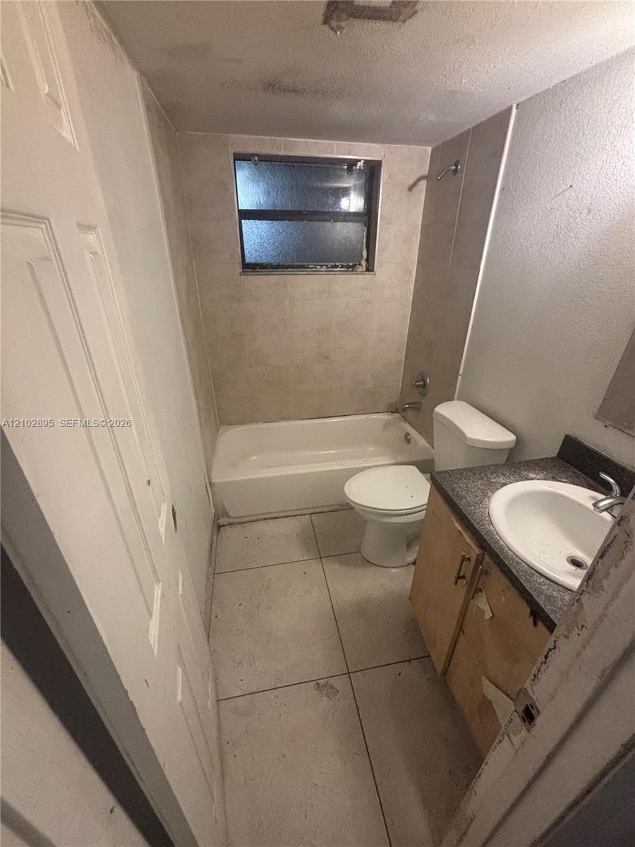902 NE 209th St # 40, Miami FL 33179