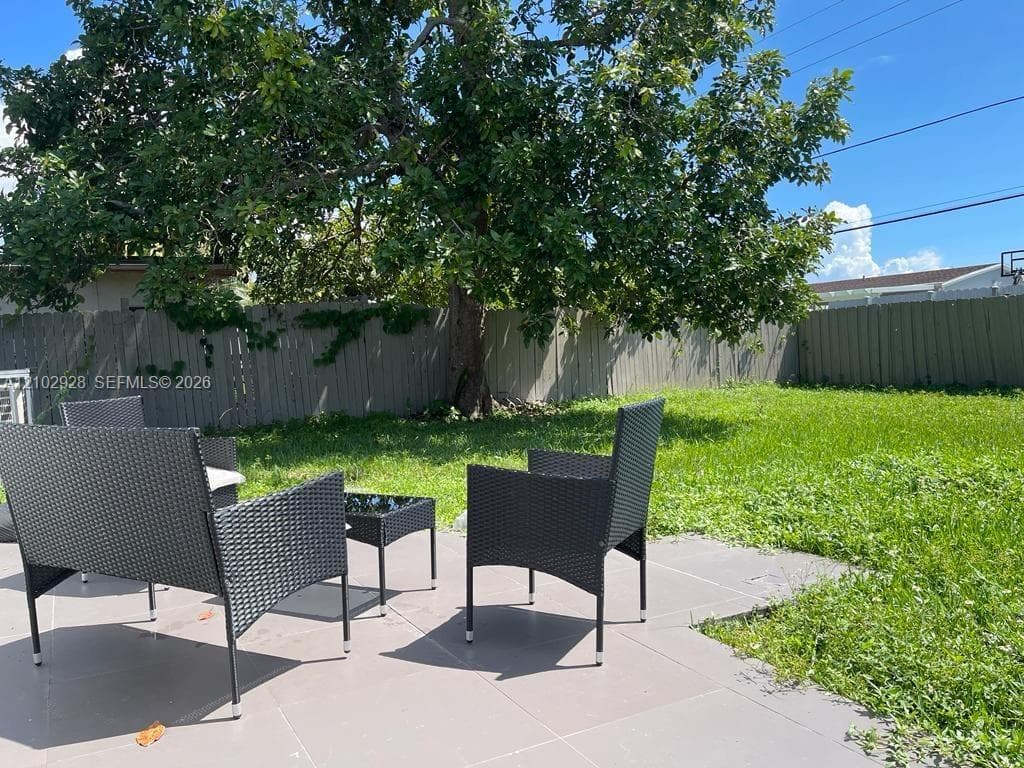 1030 NE 214th St, Miami FL 33179