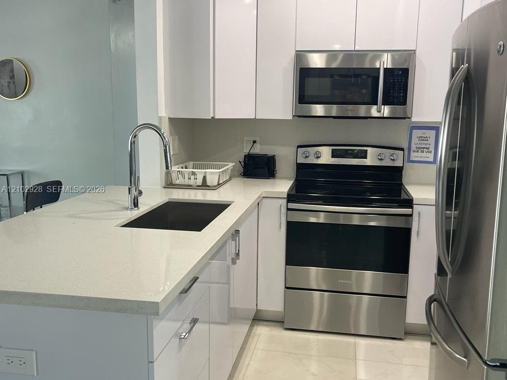 1030 NE 214th St, Miami FL 33179