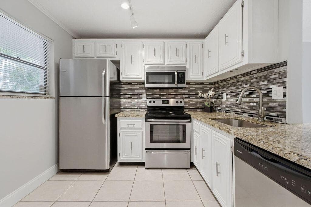 485 N PINE ISLAND Road # A105, Plantation FL 33324