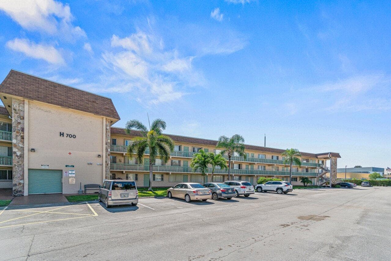 700 Village Green Court # 319, Palm Springs FL 33461