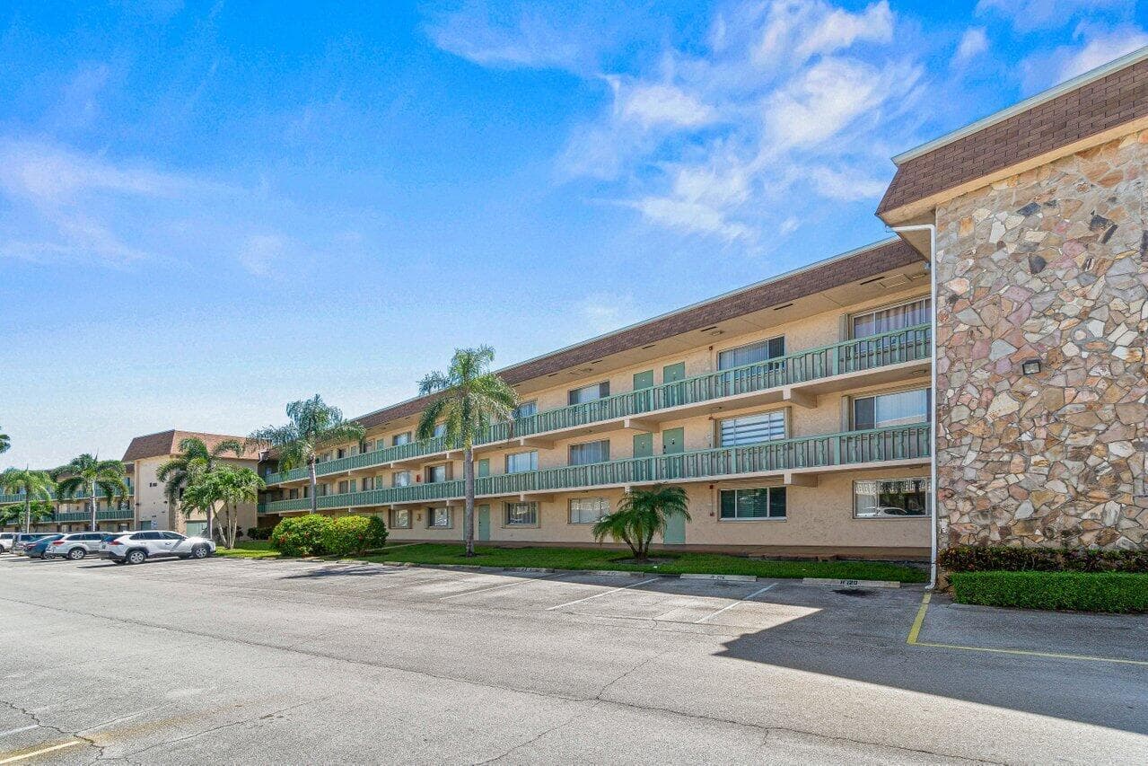 700 Village Green Court # 319, Palm Springs FL 33461