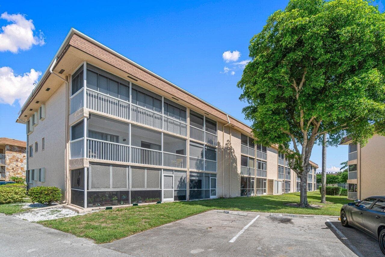 700 Village Green Court # 319, Palm Springs FL 33461