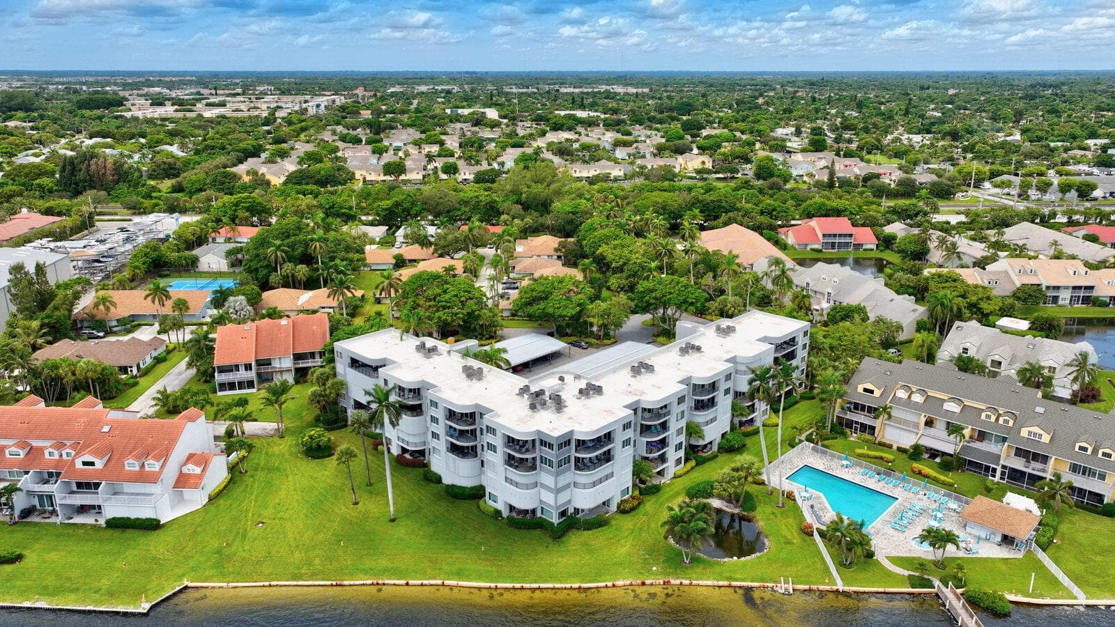 8200 LAKESHORE Drive # 2010, Hypoluxo FL 33462