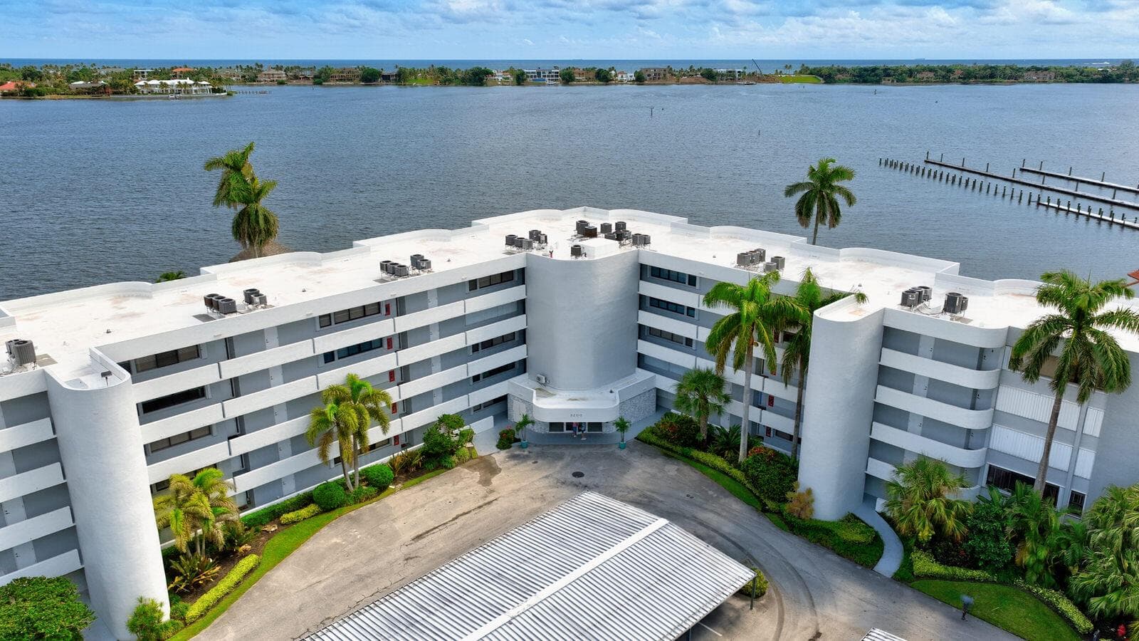 8200 LAKESHORE Drive # 2010, Hypoluxo FL 33462