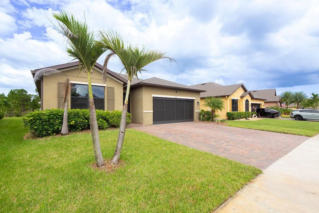 629 Old Country Rd SE, Palm Bay FL 32909