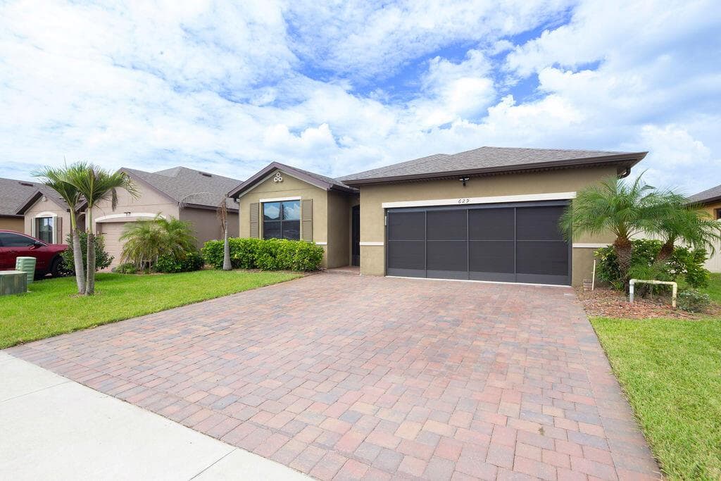 629 Old Country Rd SE, Palm Bay FL 32909