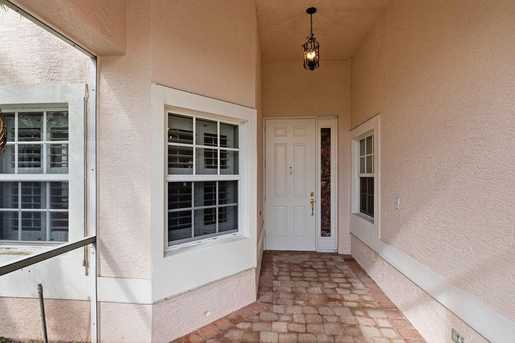 392 NW BREEZY POINT Loop, Port St. Lucie FL 34986