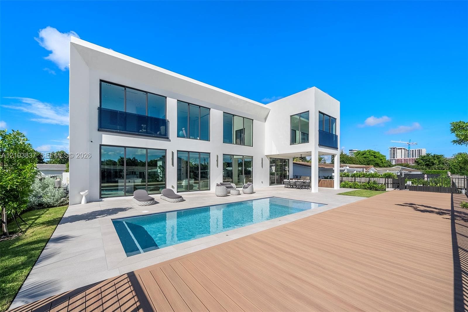 2380 NE 196th St, Miami FL 33180