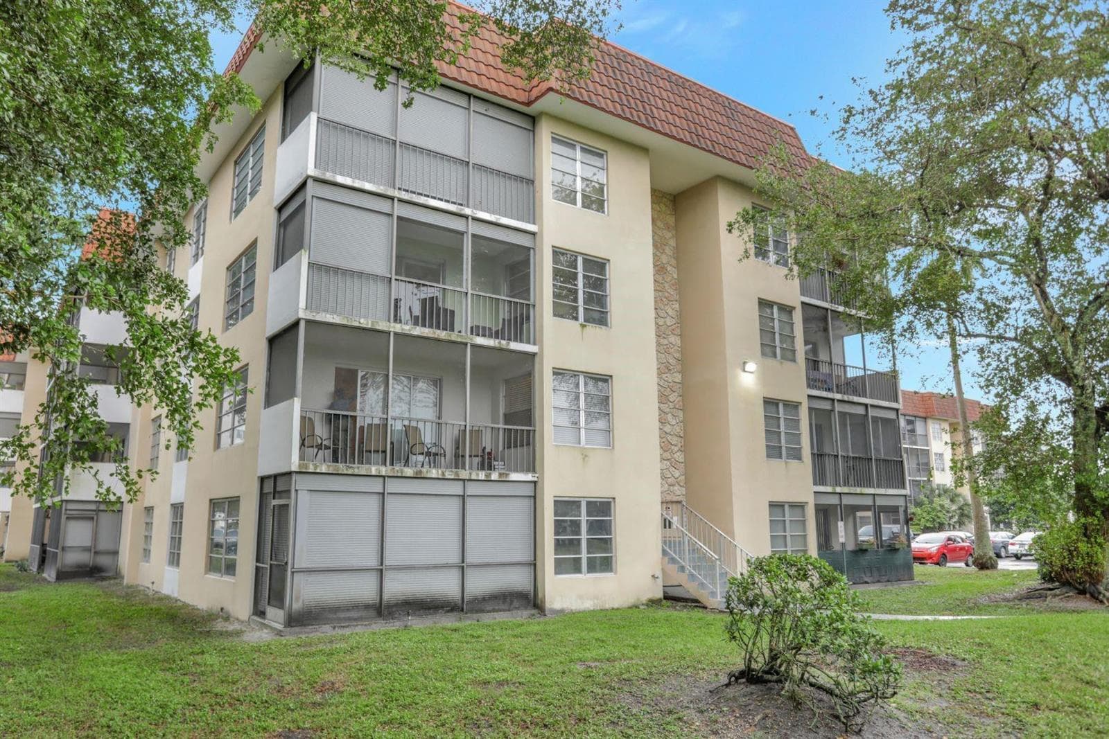 4168 INVERRARY Drive # 102, Lauderhill FL 33319