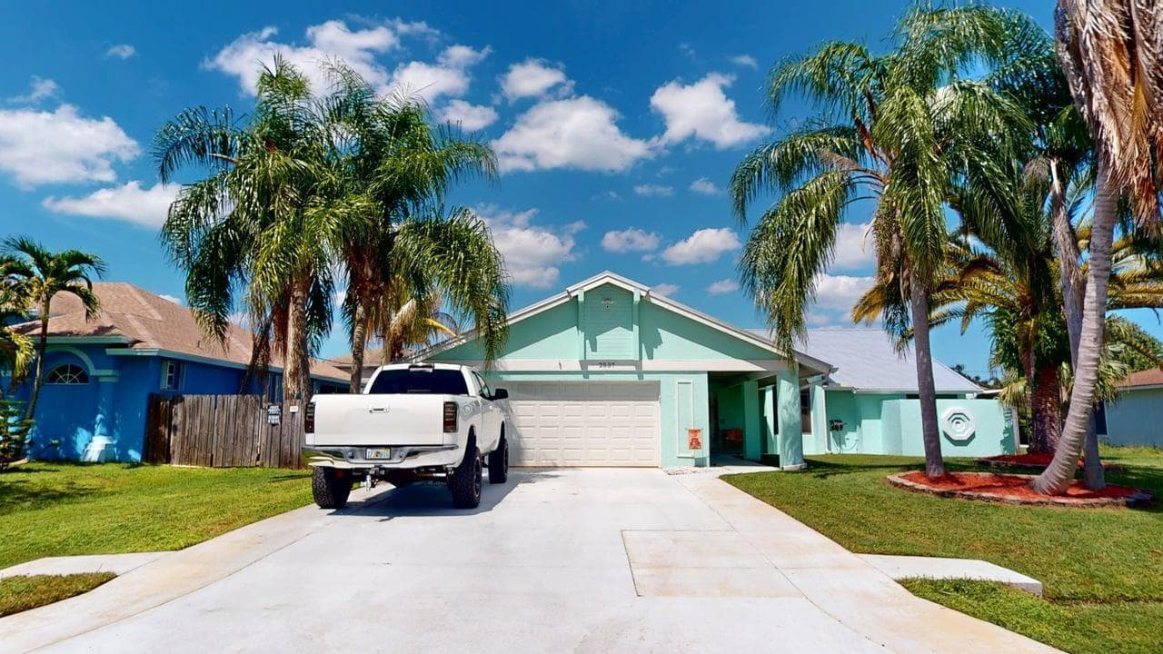 2537 SE Victory Avenue, Port St. Lucie FL 34952