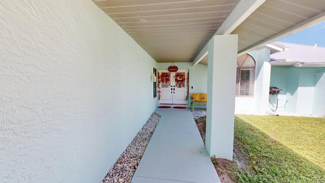 2537 SE Victory Avenue, Port St. Lucie FL 34952