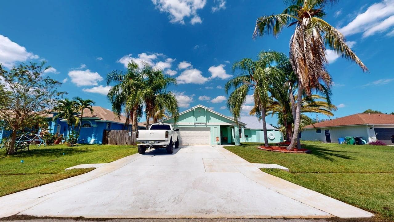 2537 SE Victory Avenue, Port St. Lucie FL 34952