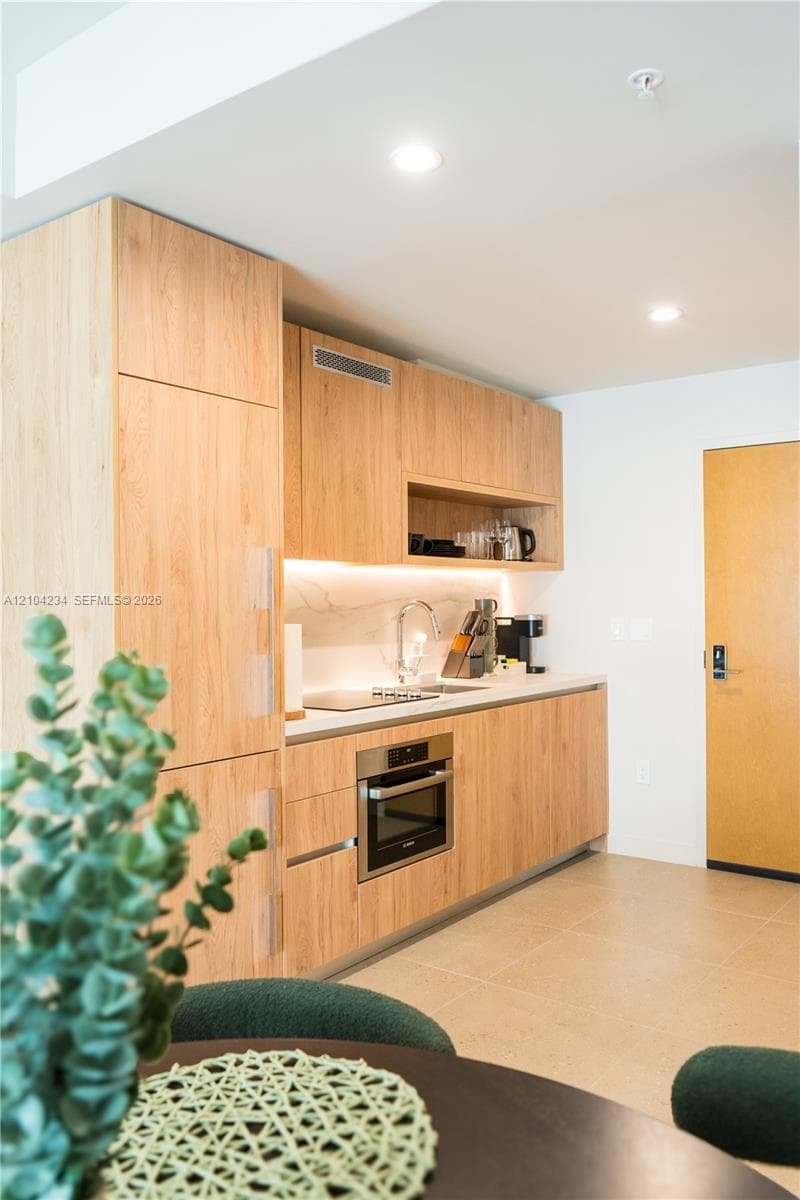 11 NE 6th St # 513, Miami FL 33132